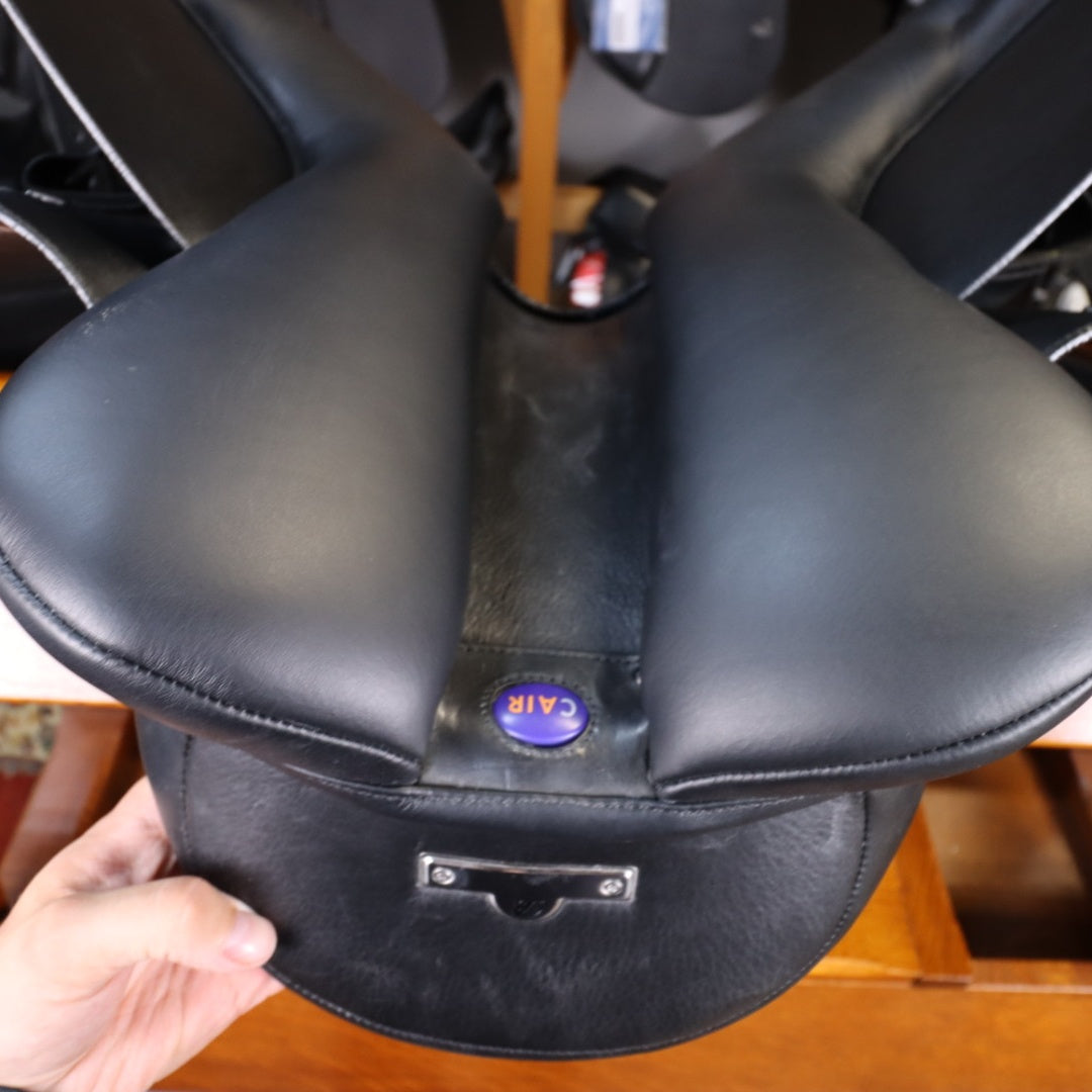 Bates WIDE Dressage CAIR - Schwarz 44cm/17,5"