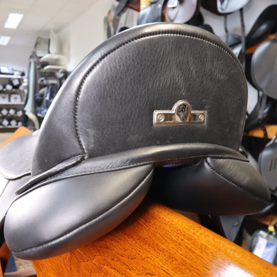 Bates WIDE Dressage CAIR - Schwarz 44cm/17,5"