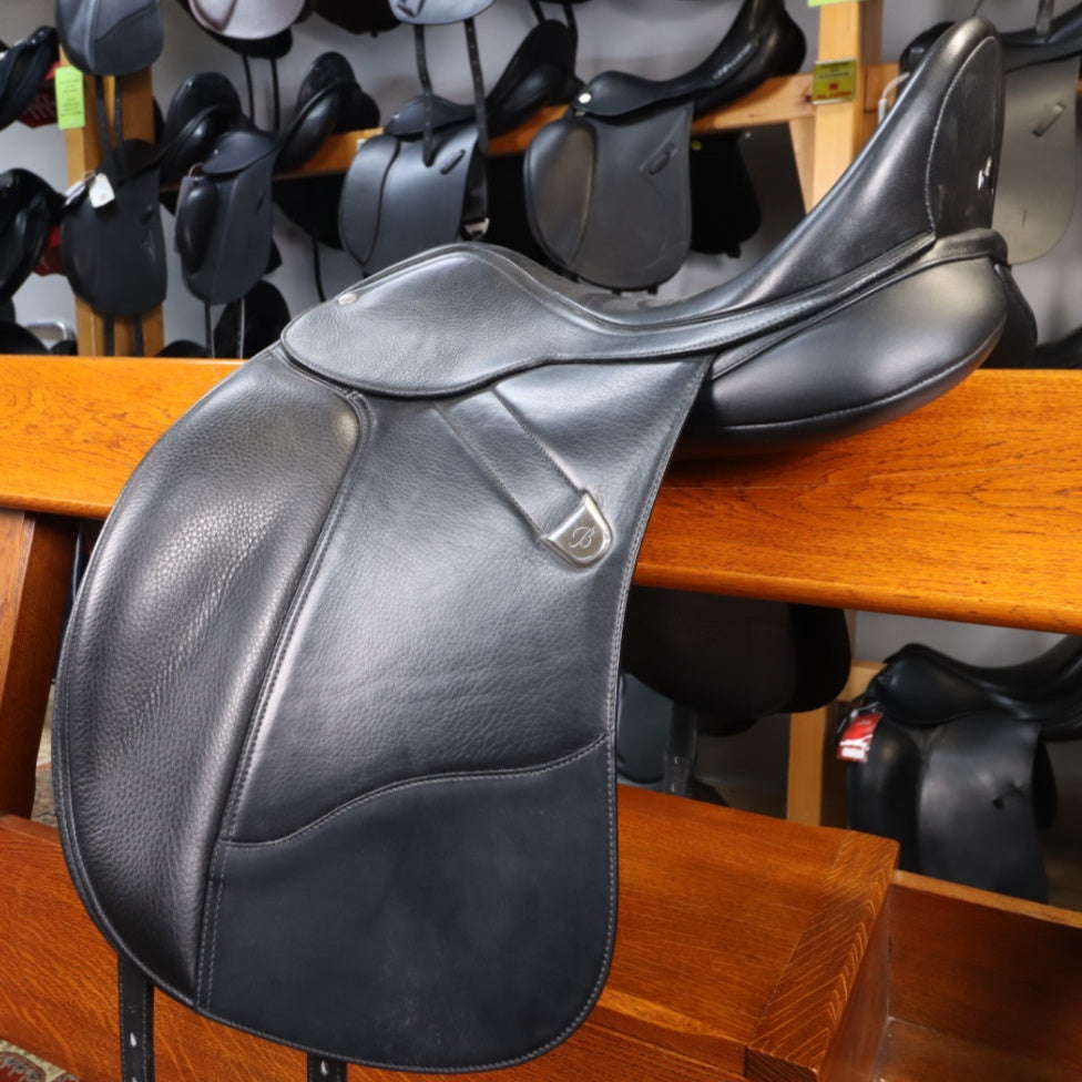 Bates WIDE Dressage CAIR - Schwarz 44cm/17,5"