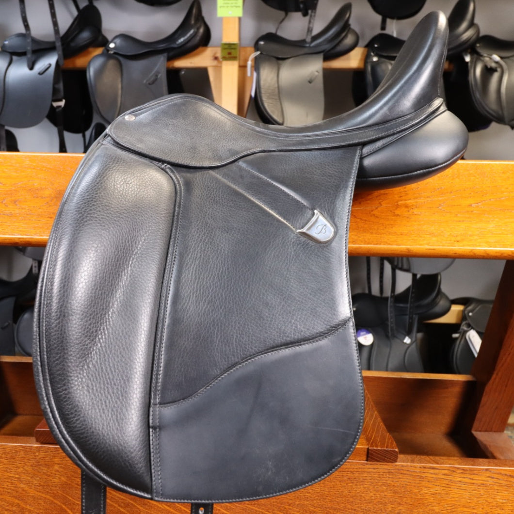 Bates WIDE Dressage CAIR - Schwarz 44cm/17,5"