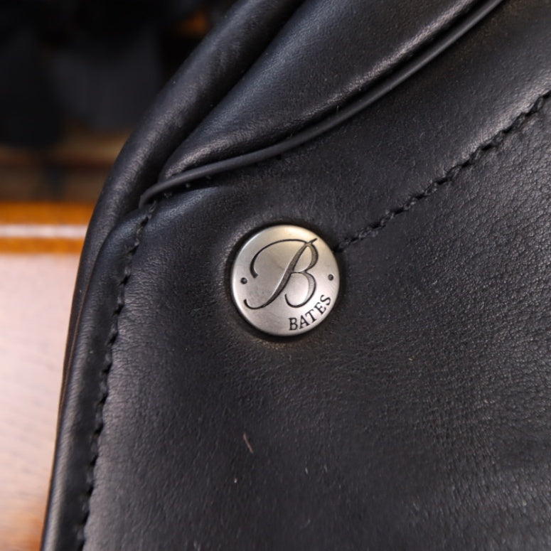 Bates WIDE Dressage CAIR - Schwarz 44cm/17,5"