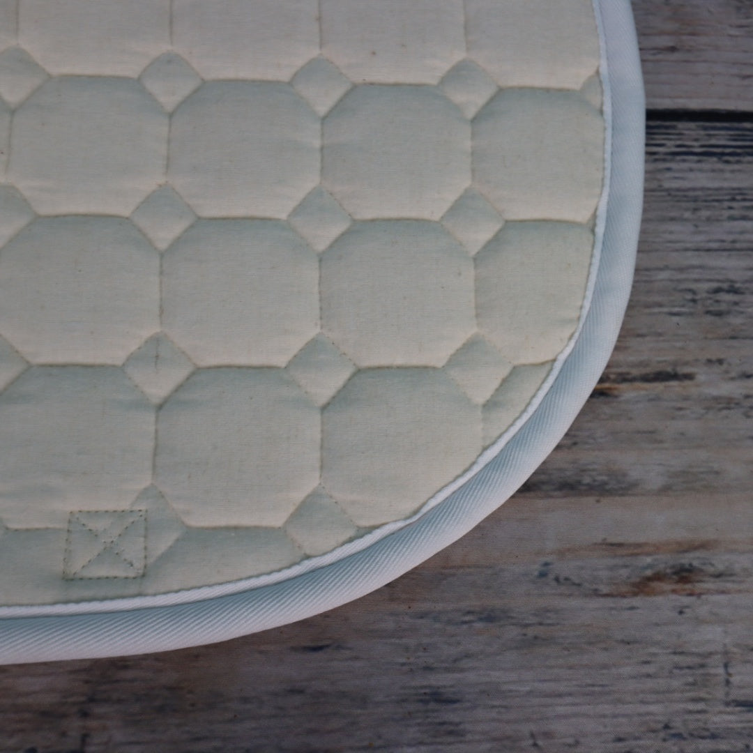 Equiline - WEIßE SCHABRACKE MIT OCTAGON-STEPPUNG UND KETTENKUGELDETAIL