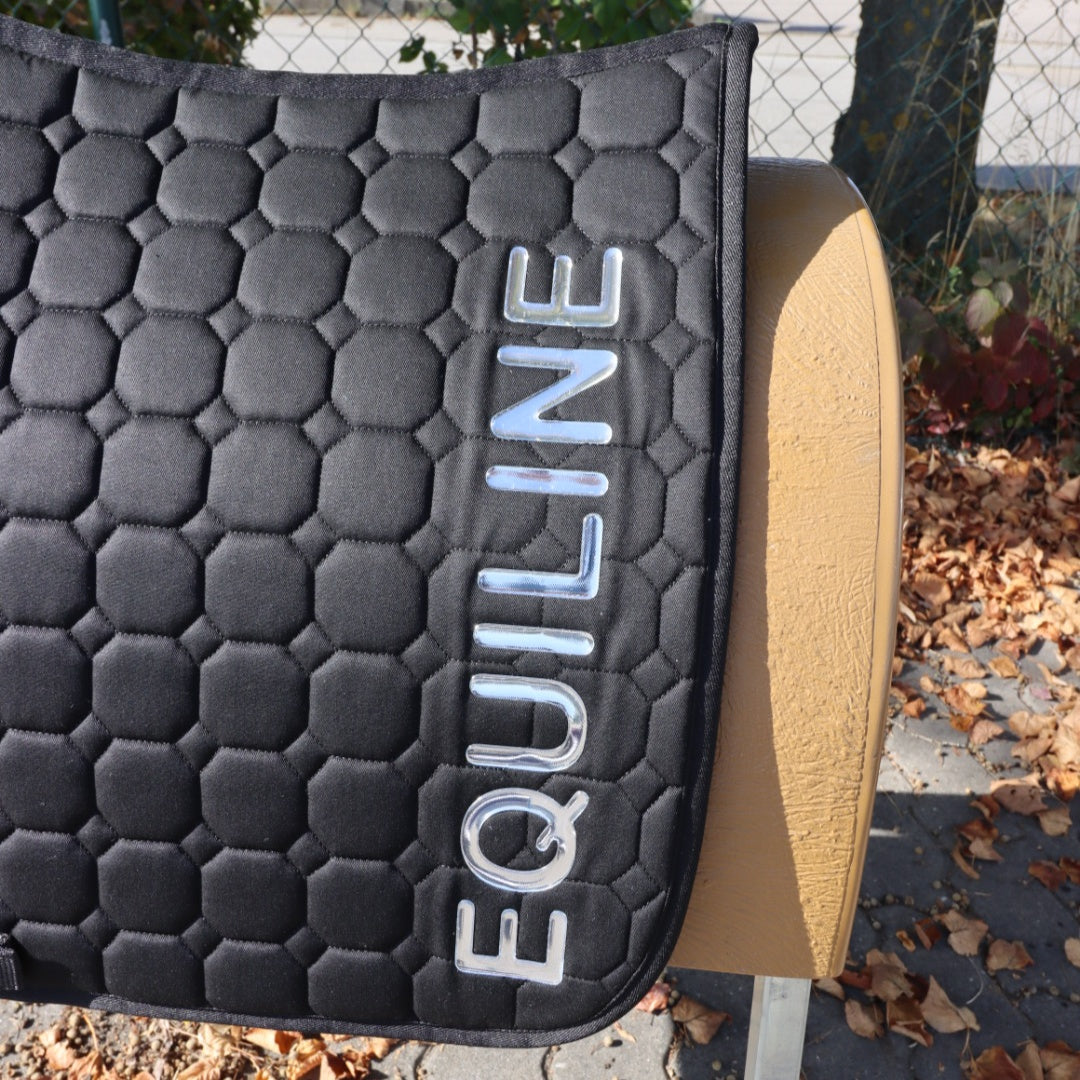 Equiline - SCHWARZE EQUILINE SCHABRACKE MIT OCTAGON-STEPPUNG UND EIS-EFFEKT-LOGO