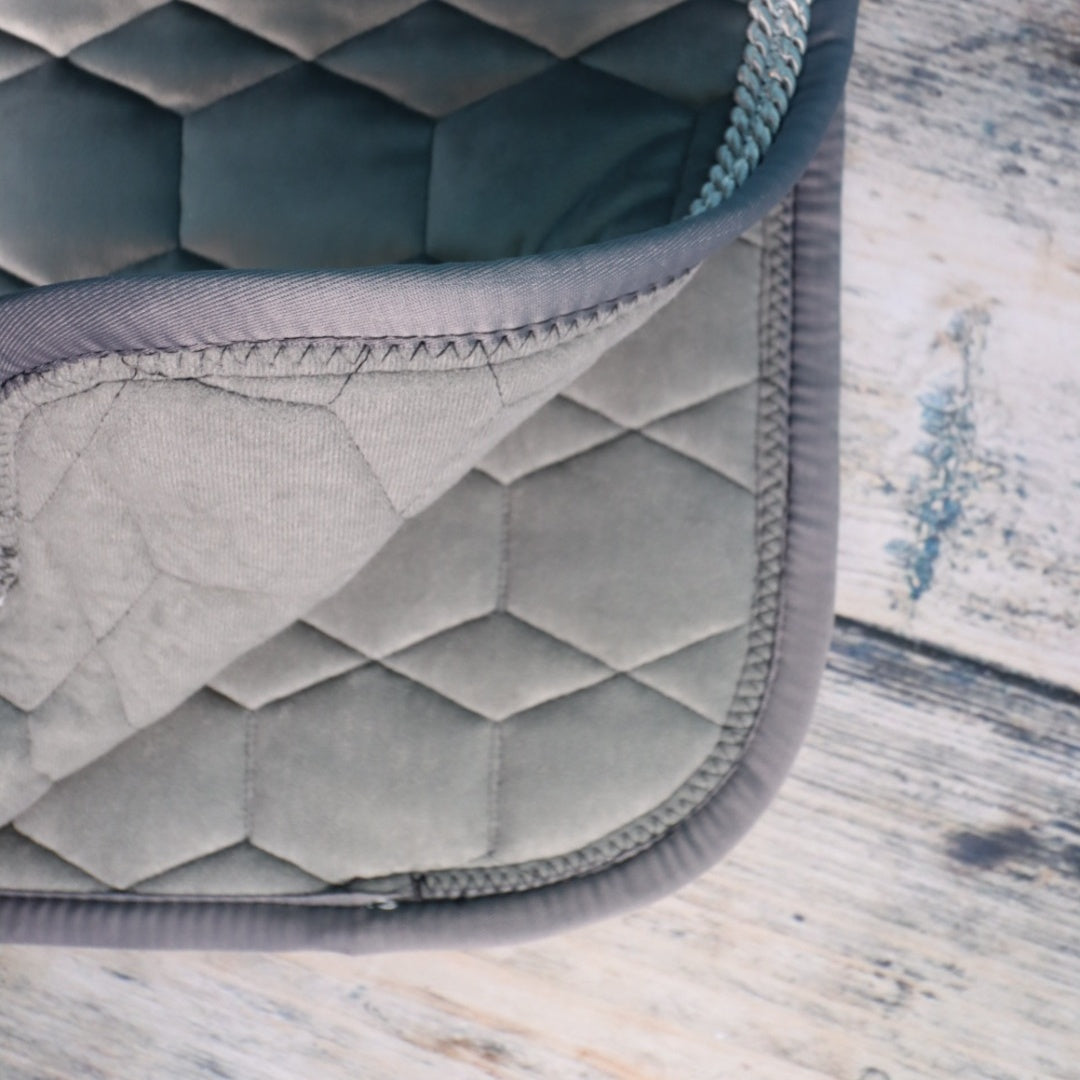 MATTES Lammfell Schabracke Dressur mit Strass - Schiefer/Samt