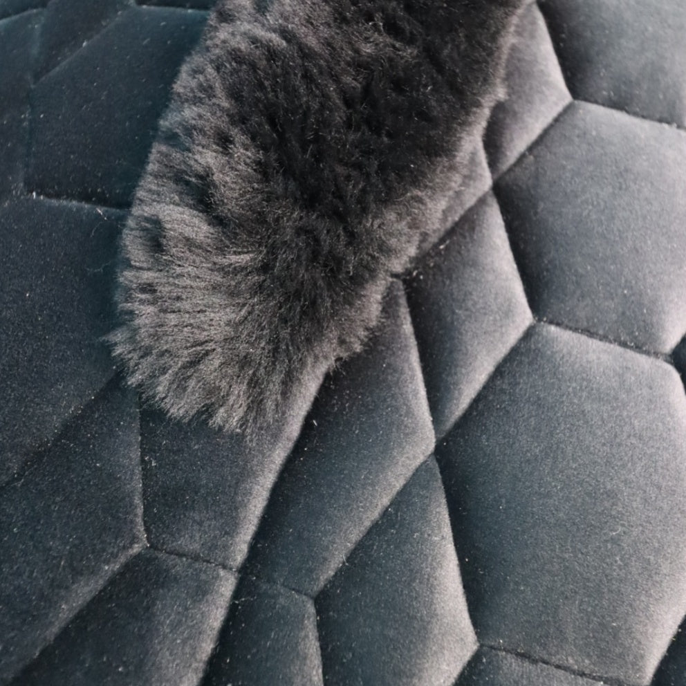 MATTES Lammfell Schabracke Dressur mit Strass - Graphit/Glanz