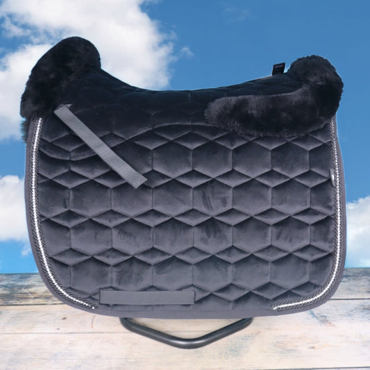 MATTES Lammfell Schabracke Dressur mit Strass - Schwarz/Glanz