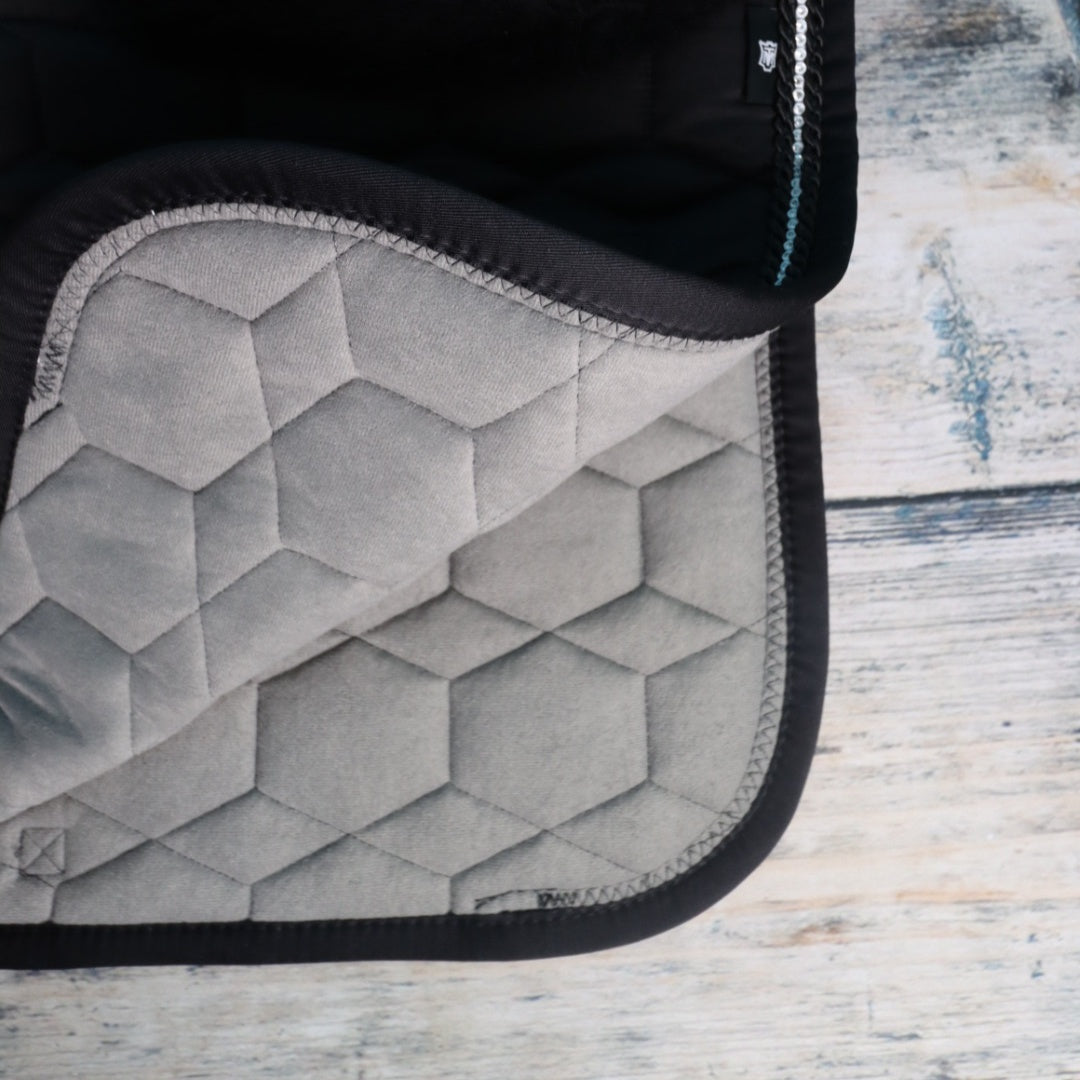 MATTES Lammfell Schabracke Dressur mit Strass - Schwarz/Glanz