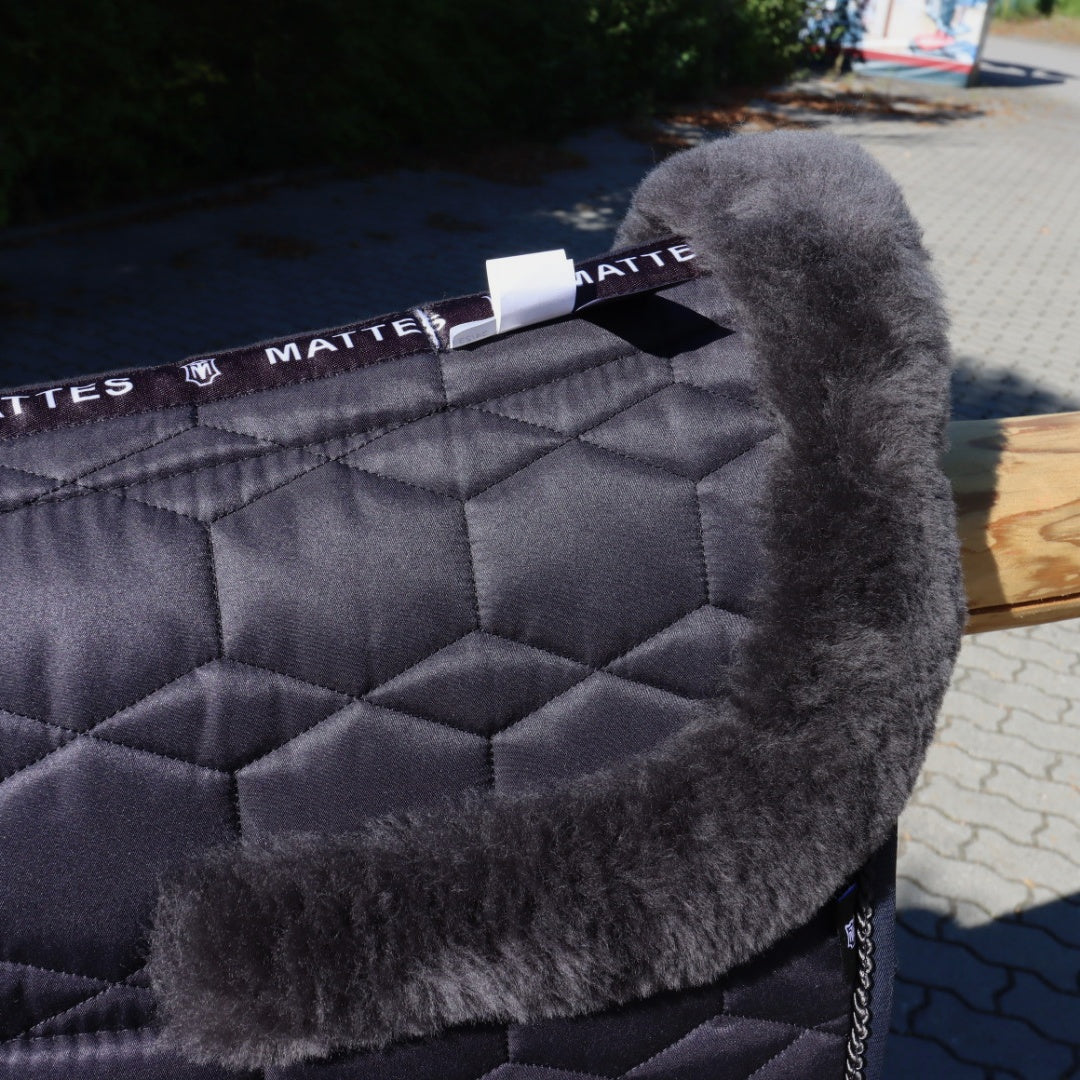 MATTES Lammfell Schabracke Glanz Dressur Größe L graphit - Fell vorne, hinten & im Sitzbereich