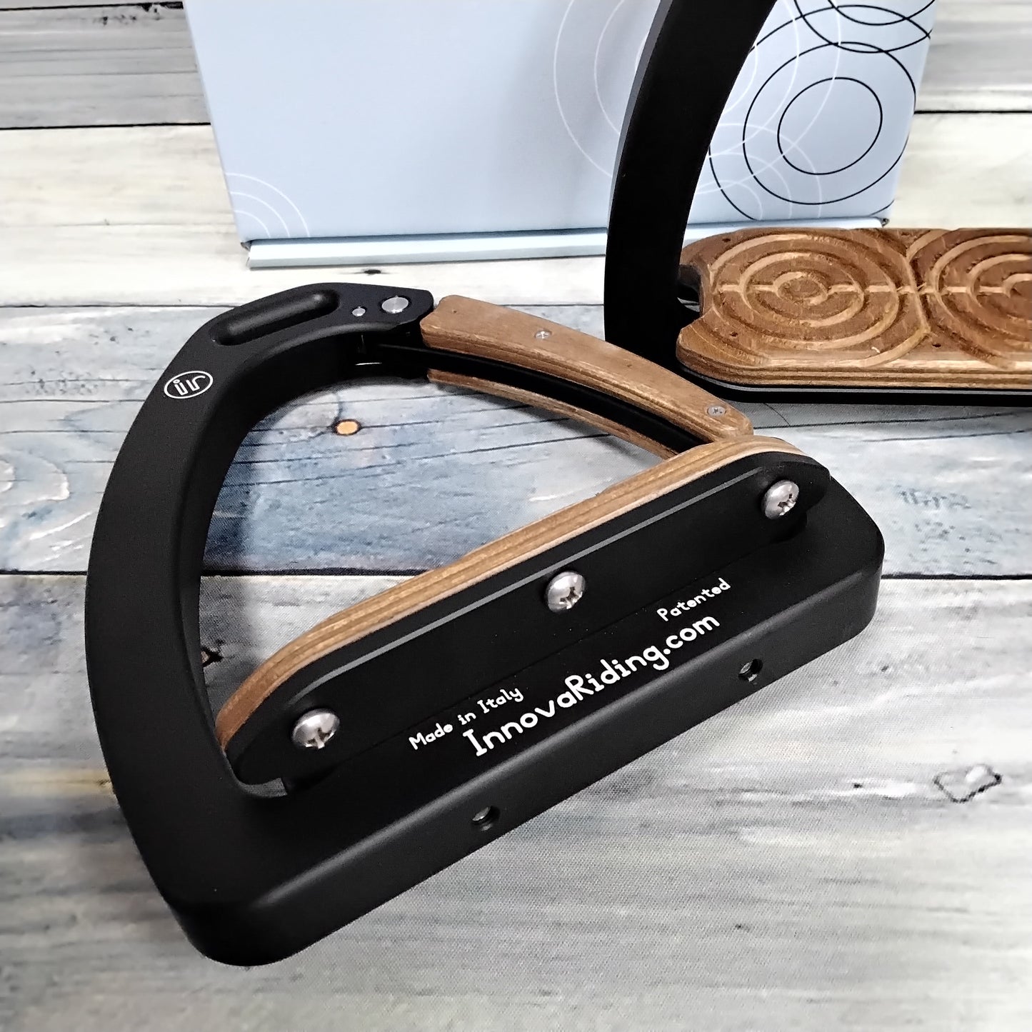 Innova Riding Aria Sicherheitssteigbügel black mit Naturholzeinlage