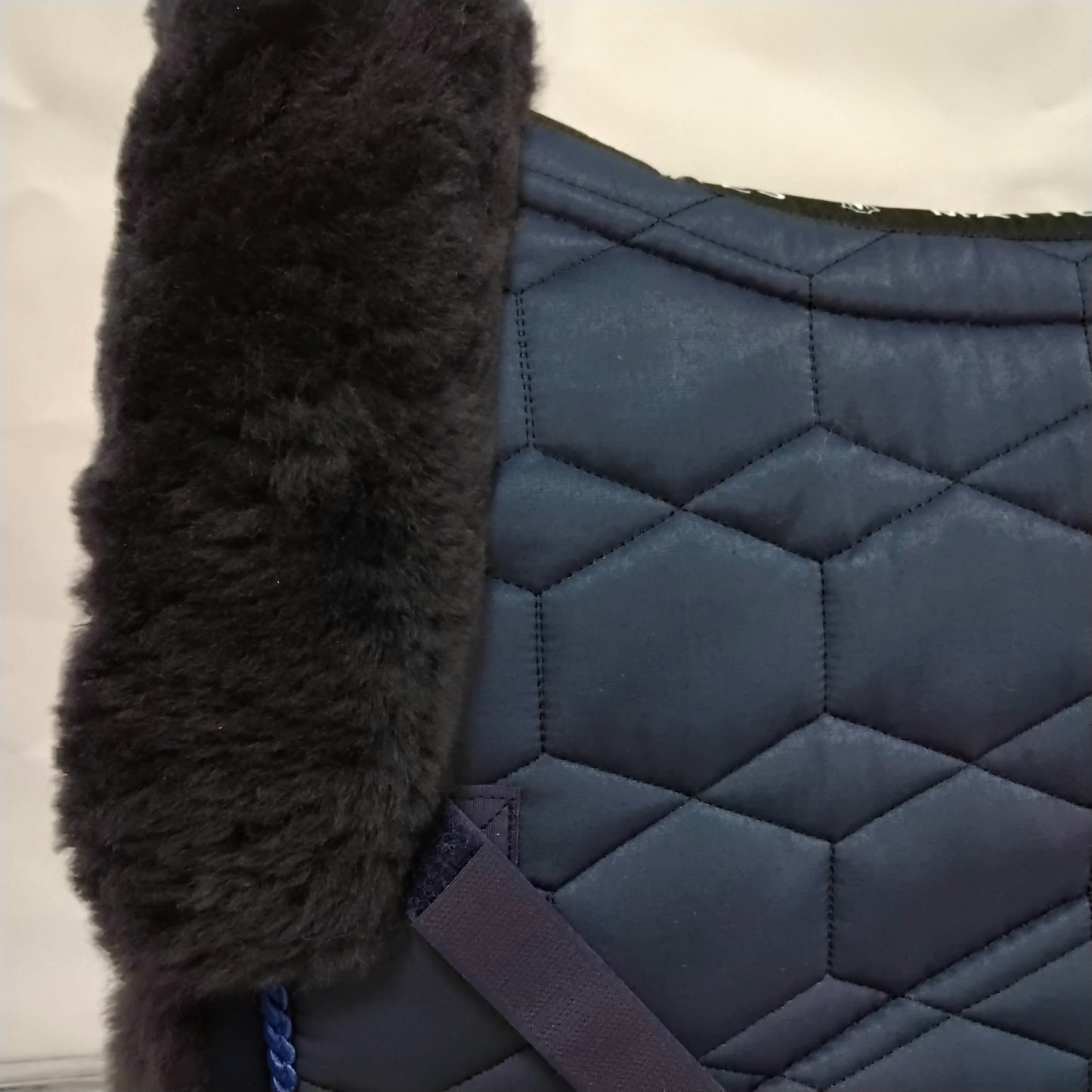 MATTES Lammfell Schabracke Glanz, DR, in navy Echtfell vorne, hinten/Sitzbereich