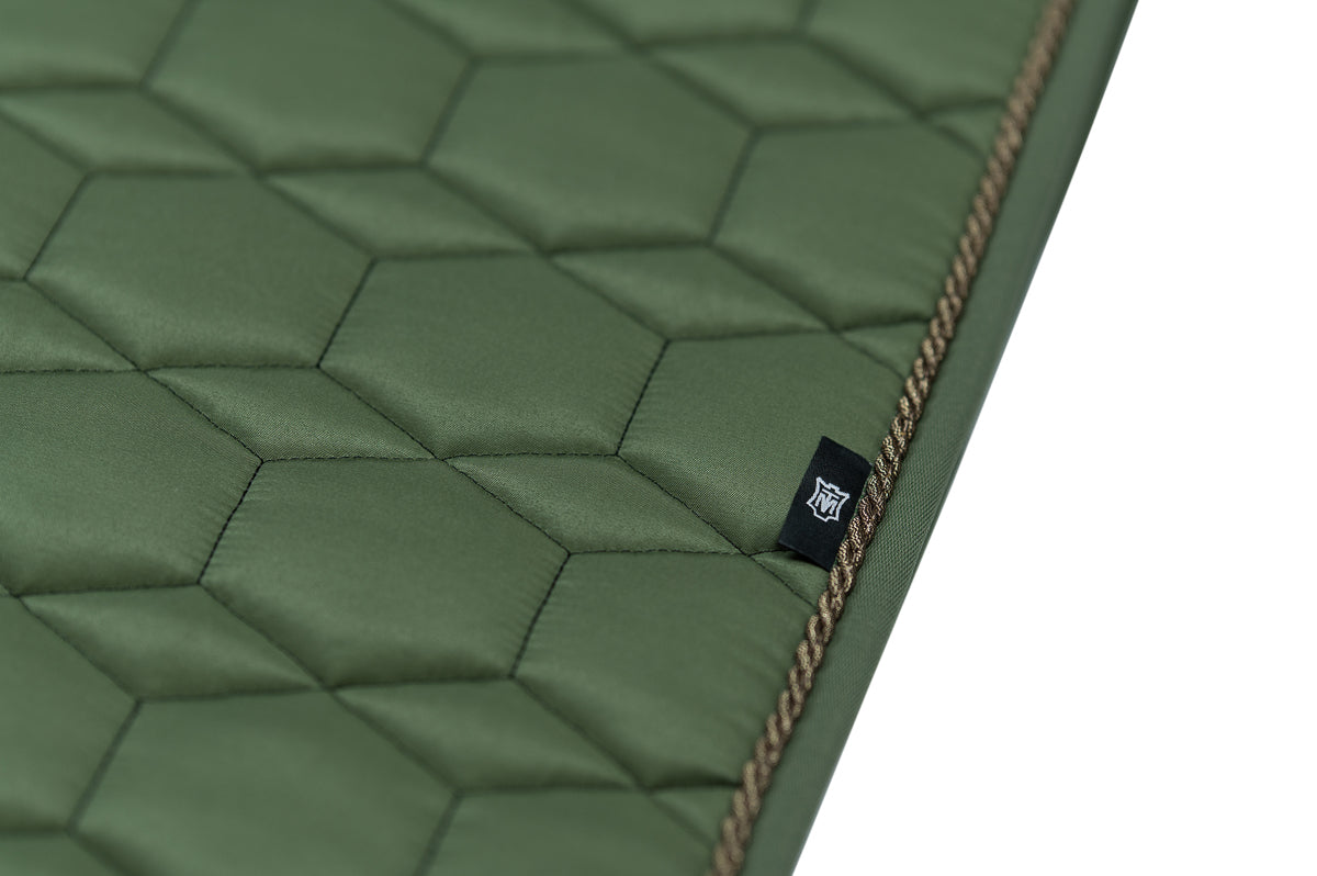 MATTES Lammfell Dressurschabracke in Khaki Ausführung Glanz