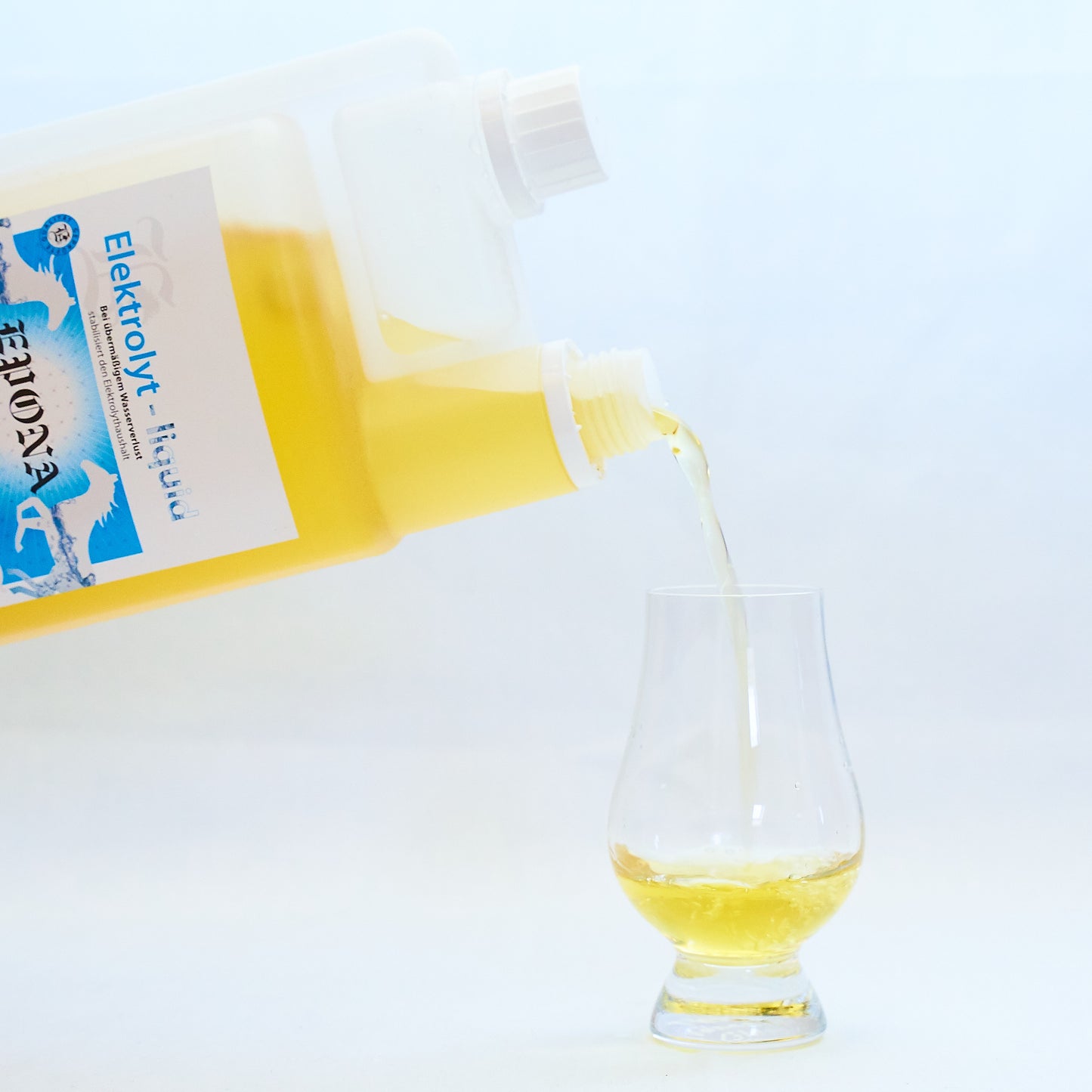 Elektrolyt liquid mit Vitamin C und Traubenzucker nach starkem Schwitzen und Wasserverlusten