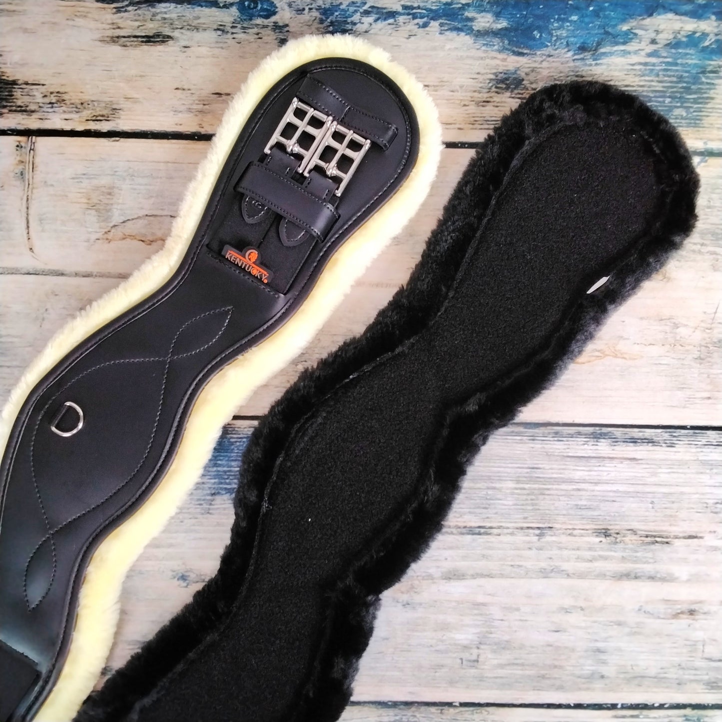 KENTUCKY Kurzgurt - Sheepskin Anatomic Short Girth - Black - zwei Fellpads