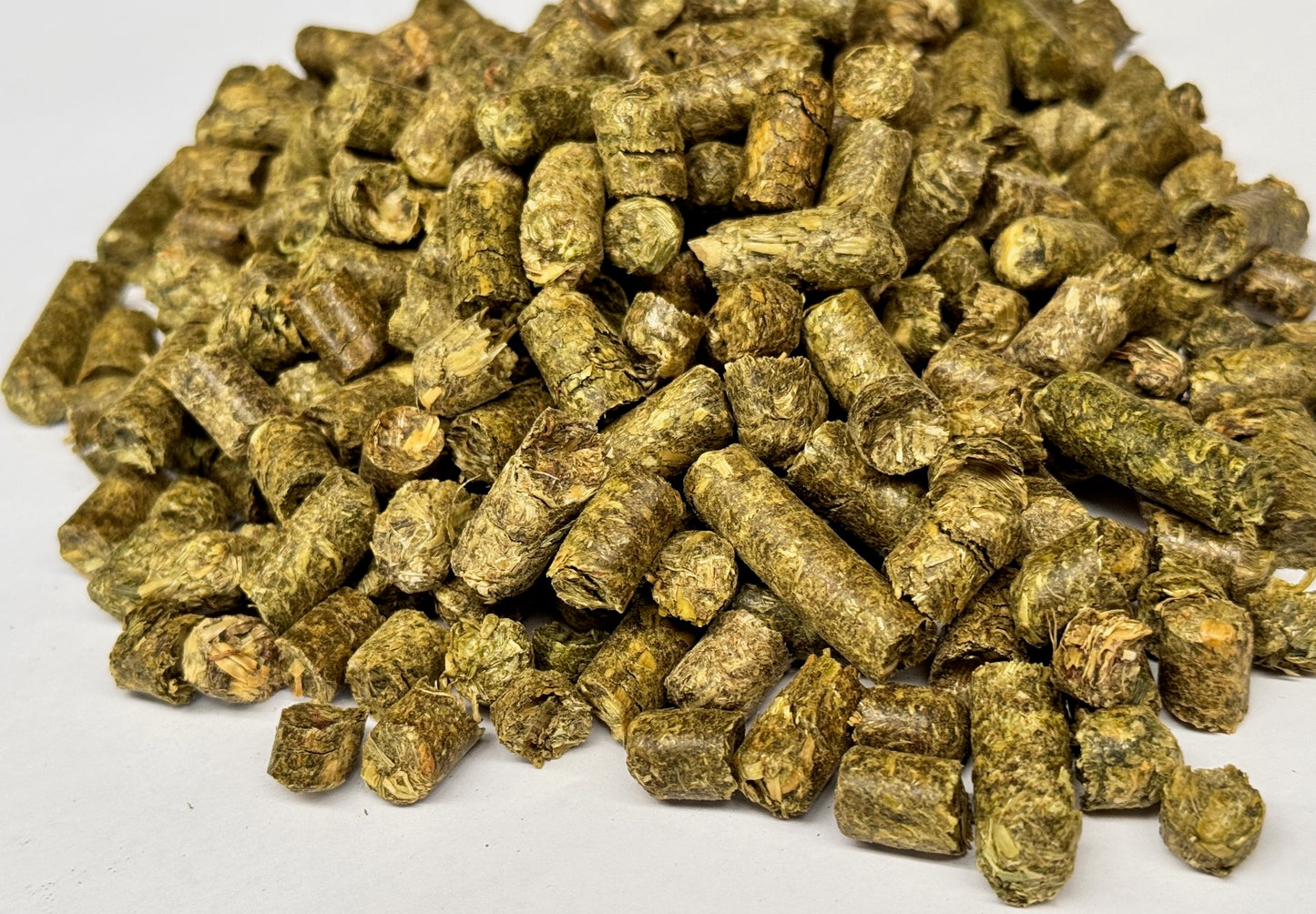 Grünhafer-Pellets/Cobs - eiweißarm & rohfaserreich aus der ganzen Pflanze