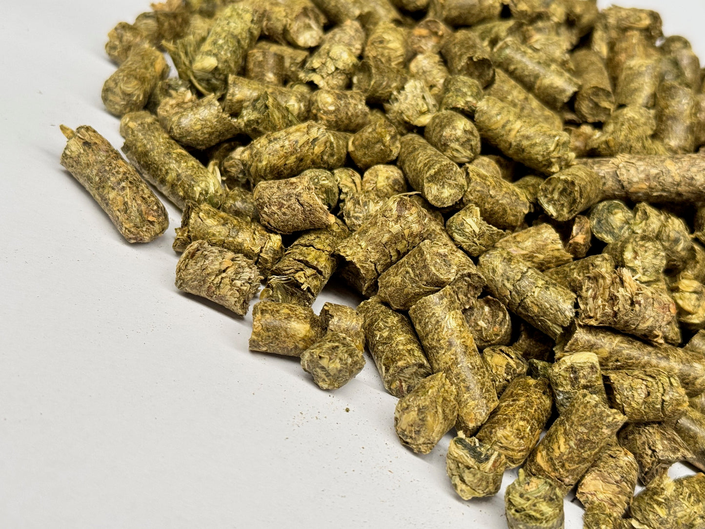 Grünhafer-Pellets/Cobs - eiweißarm & rohfaserreich aus der ganzen Pflanze