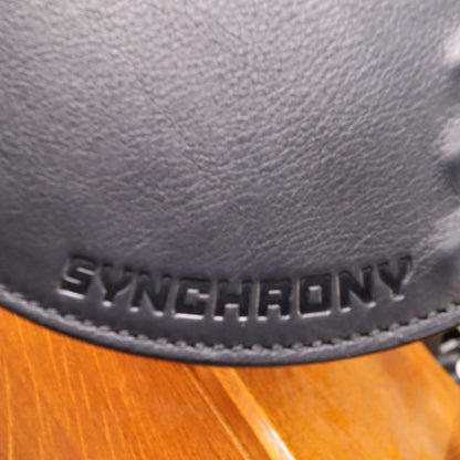 Prestige Springsattel Synchrony D schwarz 17/34 N/V -Sitzgröße 17" - Kammerweite 34 - Hinten +2 cm