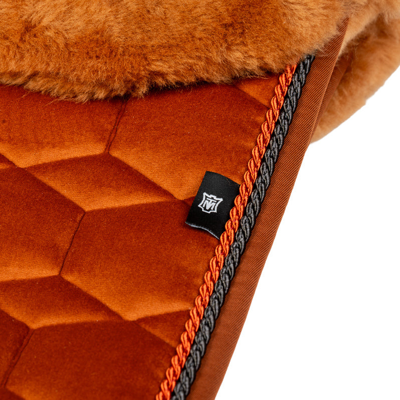 Mattes Lammfellschabracke Herbst/Winter 2025
